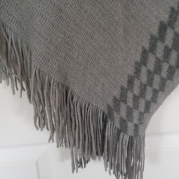 Cape - Picture 3 of 3